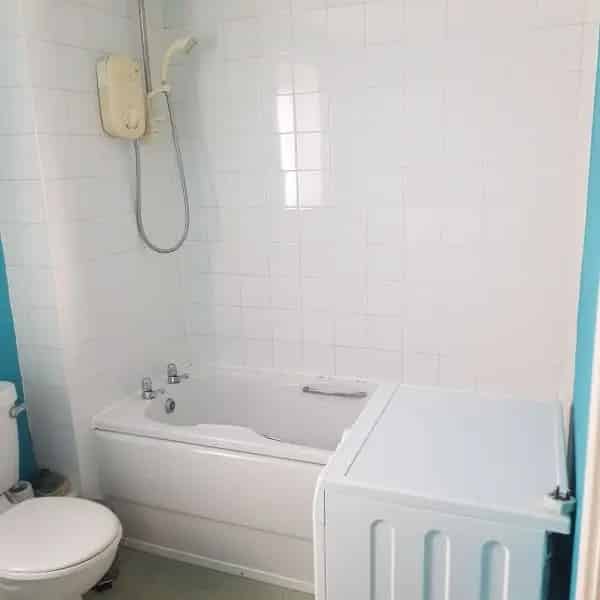 Spacious 1-Bed Flat with Parking Pets Allowed Assured Tenancy