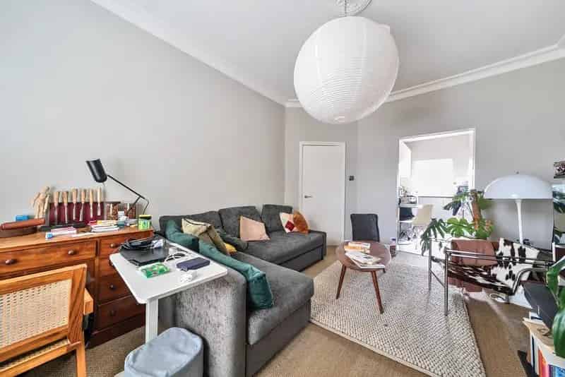 Charming Kensington Flat Modern Dine in Kitchen Abundant Light