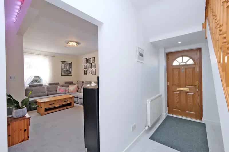 Spacious 3-Bedroom End Terraced Villa with Large Driveway and Garage