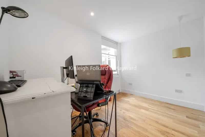 Refurbished 2-Bedroom Flat Near Tooting Broadway Tube