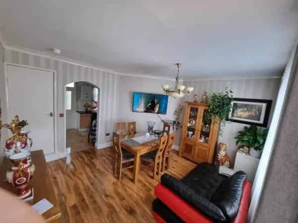 Large 3-Bedroom House Near Town Centre