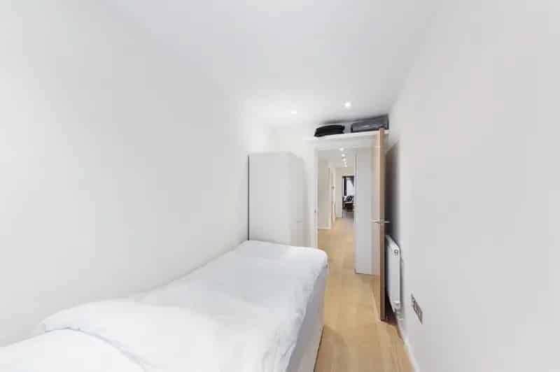 Shoreditch 2-Bedroom Flat with Extension Potential