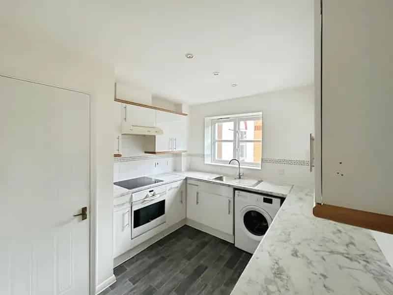 2 Bedroom Flat to Rent London E6 Available Now Allocated Parking