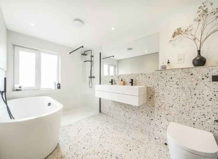 Spacious 3-Bed Maisonette with Roof Terrace Near Peckham Rye Park