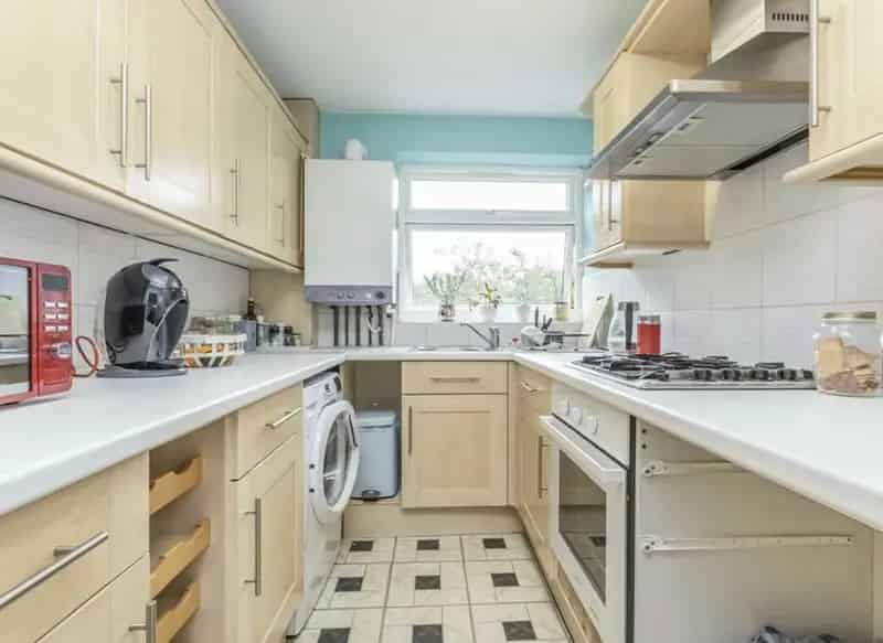 2-Bed Modern Apartment Near Ealing Common and Broadway Stations
