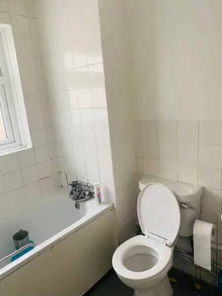 Spacious 1-Bed Flat in Wallington Surrey Near Train Station