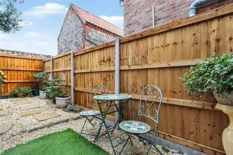 2 bed house for sale