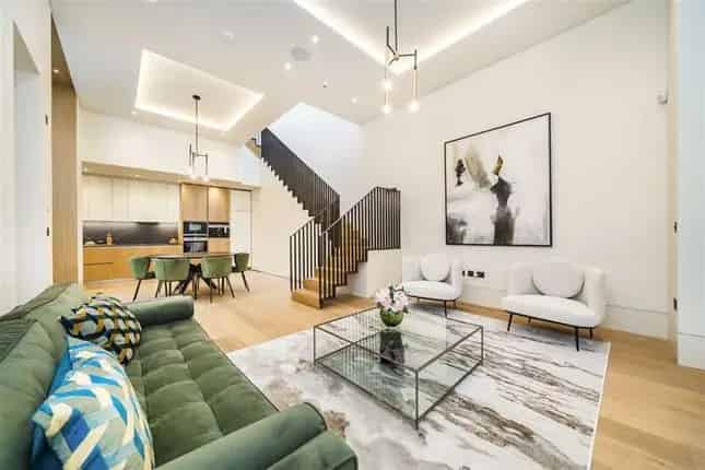 Semi Detached House for Sale in Clapham SW4