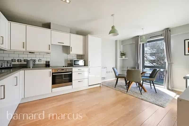 Spacious Clapham Old Town Apartment Near Transport Links