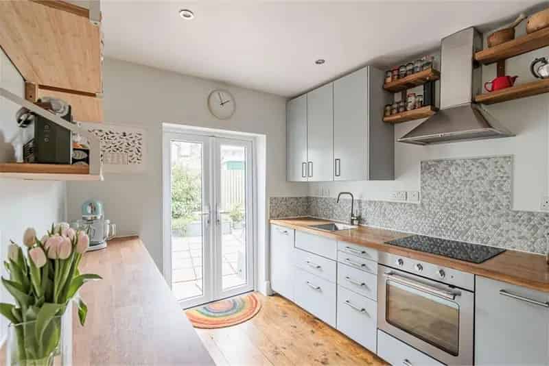 3 Bed Semi-Detached House with 2 Reception Rooms and Private Garden