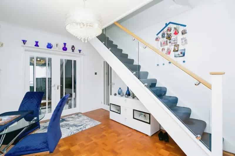 3 Bedroom Semi Detached House with Garage Near Schools