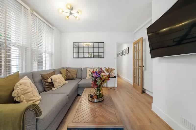 2 Bedroom Victorian Maisonette House to Rent Brixton Clapham