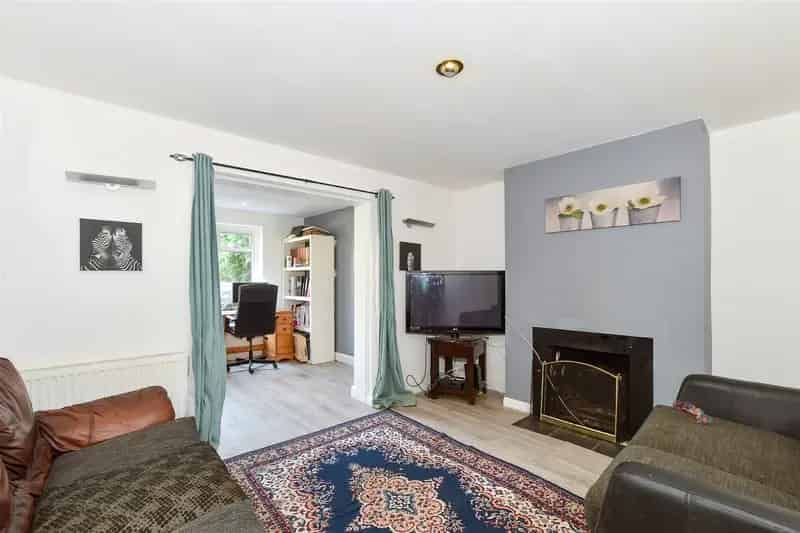 4 Bedroom Semi Detached House For Sale Near Town Centre