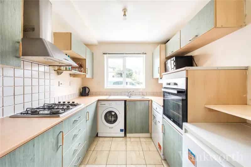 3 Bedroom Semi-Detached House London