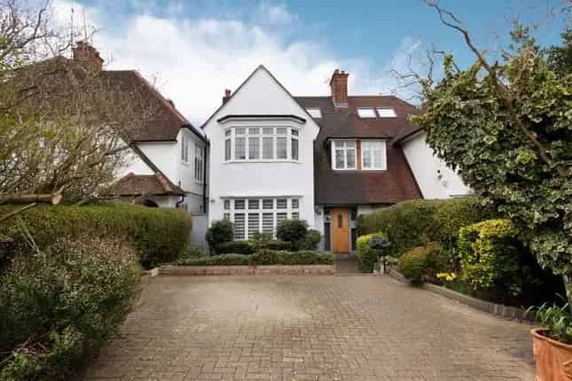 5 Bedroom Semi-Detached House for Sale in Golders Green NW11