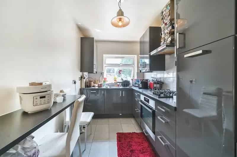 2 Double Bed Flat Ealing Broadway Modern Kitchen Private Garage