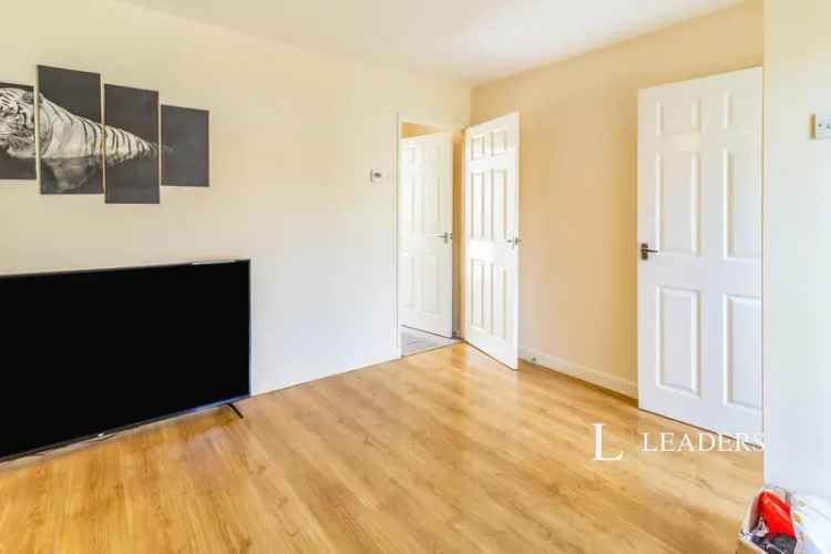 3 Bedroom Terraced House Bedford The Links