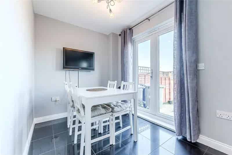 4-Bed Townhouse East Ardsley Modern Kitchen Family Home