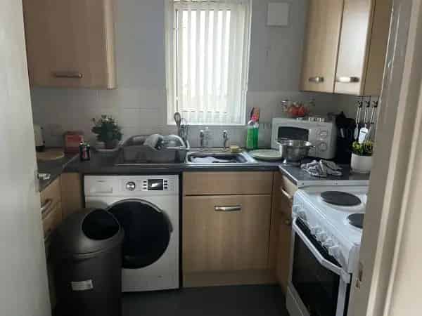 Large 2 3 Bedroom Flat Near Train Station and Shops