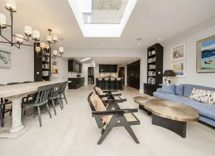 Six Bedroom Edwardian Home with Bespoke Kitchen and Luxurious Finishes