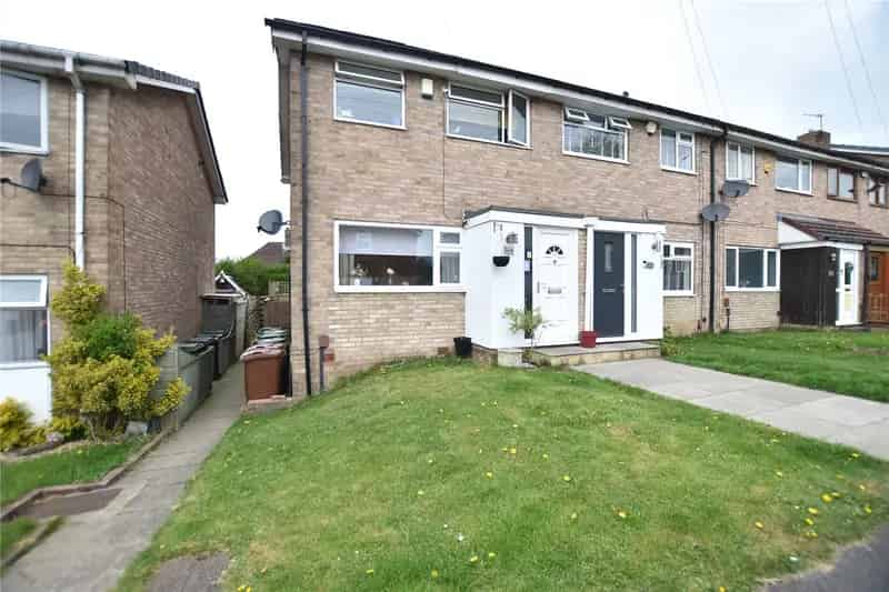 3 Bed End Through Terrace House Modern Fitted Kitchen Ready to Move In