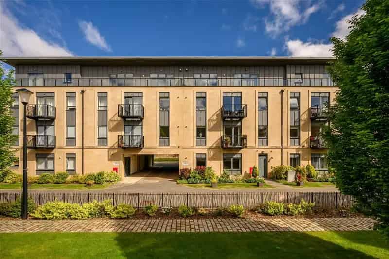2 Bedroom Apartment for Sale in Edinburgh Trinity
