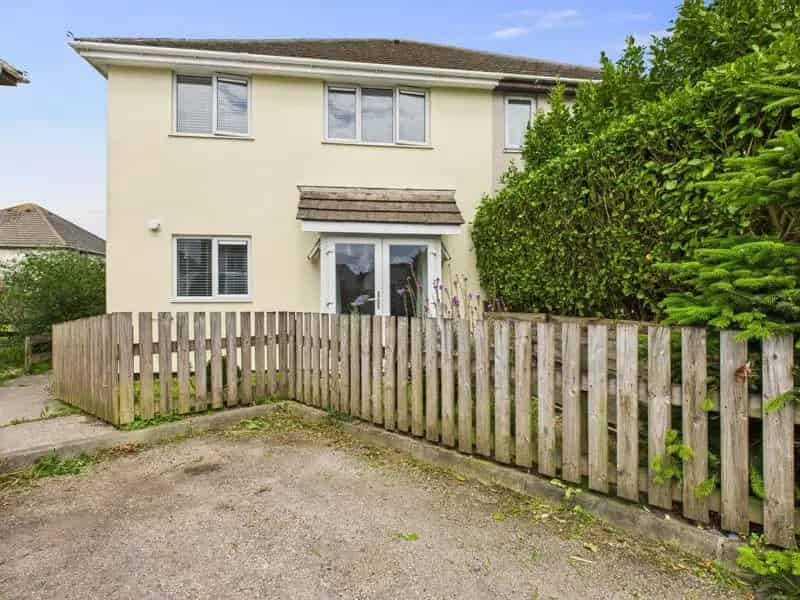2 Bedroom House to Rent - A30 Commuter Friendly