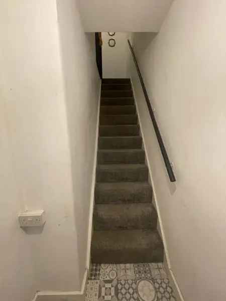 2 Bedroom House with Large Garden and Off-Street Parking