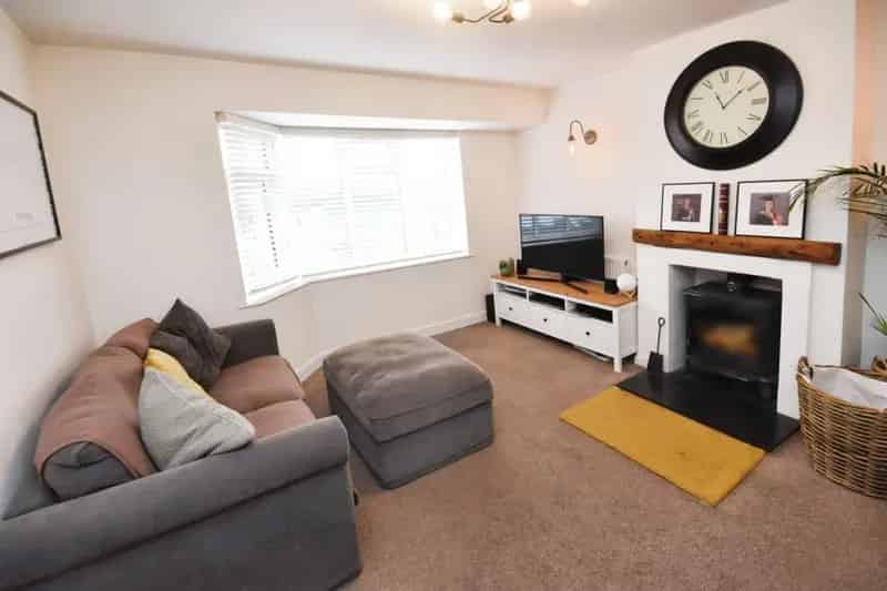 3 Bed Family Home with Conservatory and Outbuilding