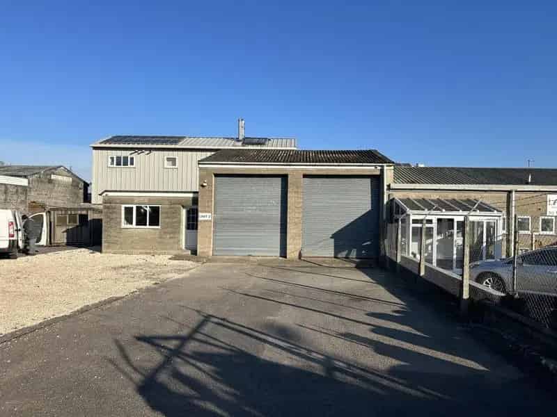 Business Unit with Workshop and Mezzanine Storage