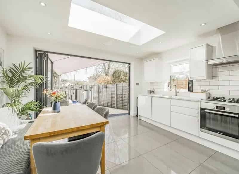 3 Bedroom Modern Home with Off Street Parking Near River Thames