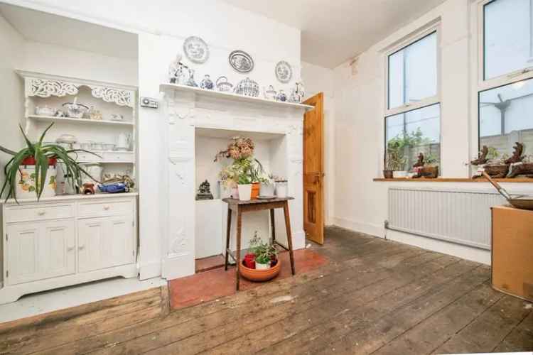 4 Bed Detached House with Driveway and Garden