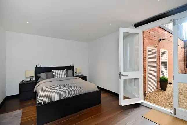 Flat to rent in Green Street, Mayfair, London W1K