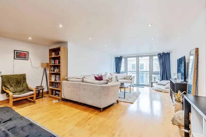 2 Bed Apartment near Park Street with Balcony and Parking