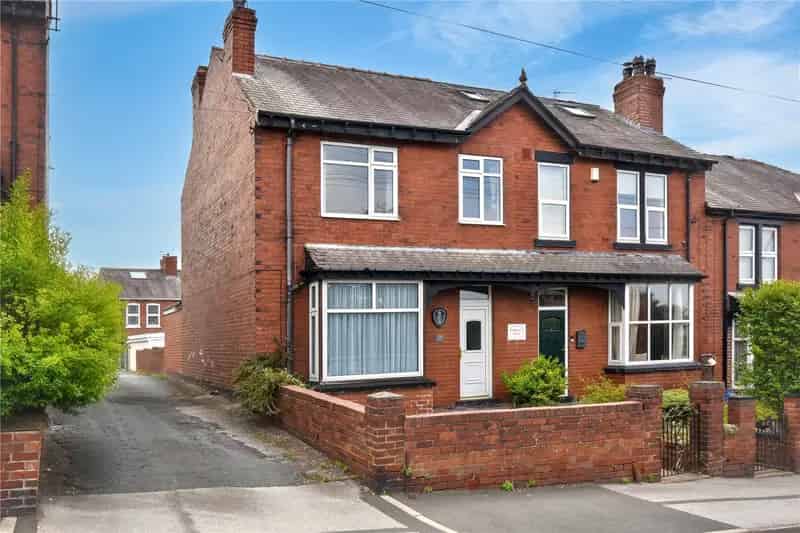 Four Bedroom End Terrace House in Kippax with Off-Street Parking