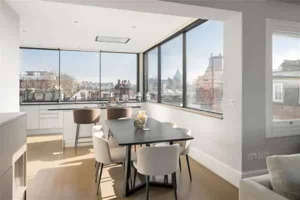 Luxury 4-Bedroom Apartment De Vere Gardens London