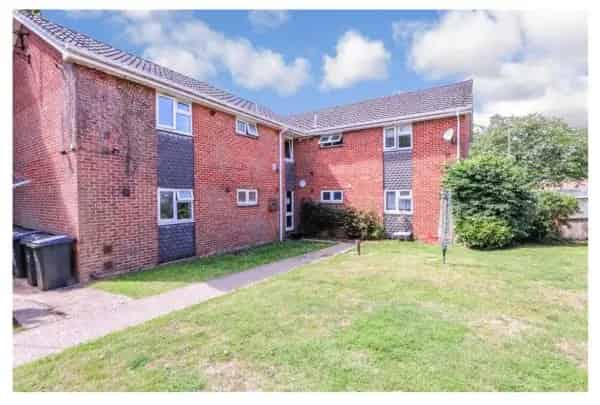 Ground Floor 2-Bedroom Flat with 4 Walk-in Closets