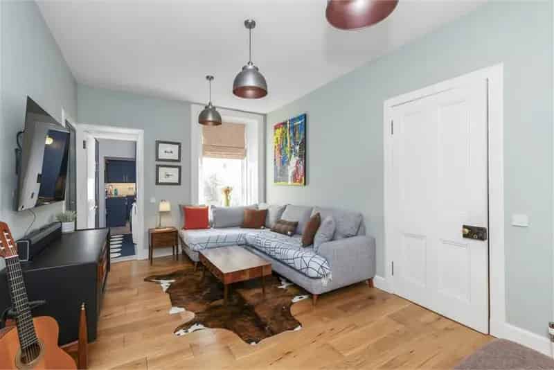 2 Bed Flat Lower with 2 Reception Rooms