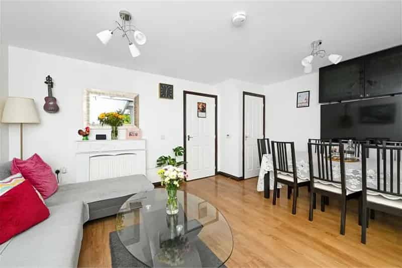 3 Bed Semi Detached House with Modern Kitchen and Garden