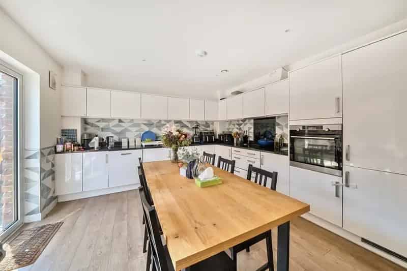 Spacious 3-Bedroom Maisonette near Camberwell - 1300 sq ft