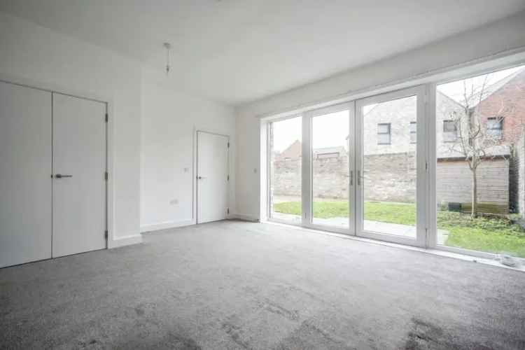 CHAIN FREE Detached Home Roof Terrace Communal Parking Tilbury