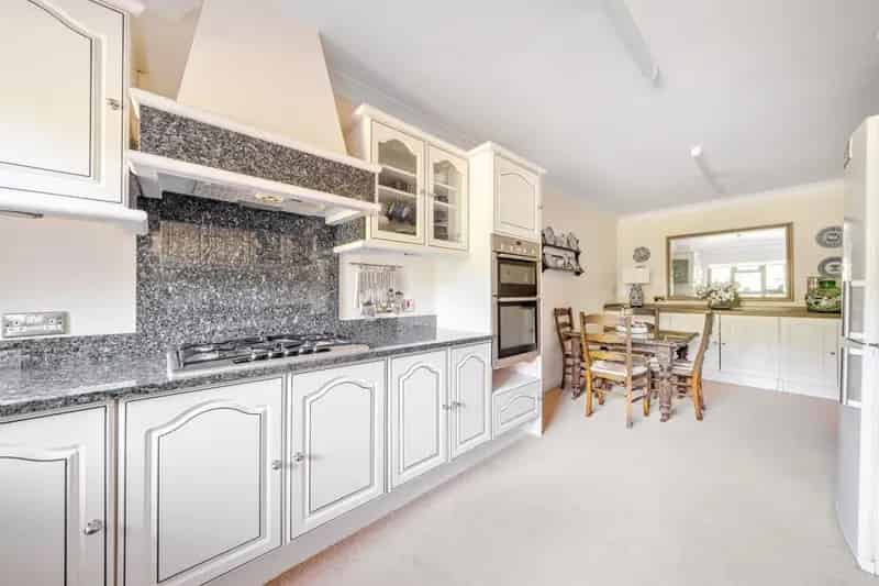 Spacious Thameside Apartment with Riverside Gardens and Parking
