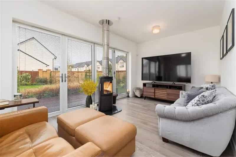 4 Bed Detached House with 2 Reception Rooms and Double Garage