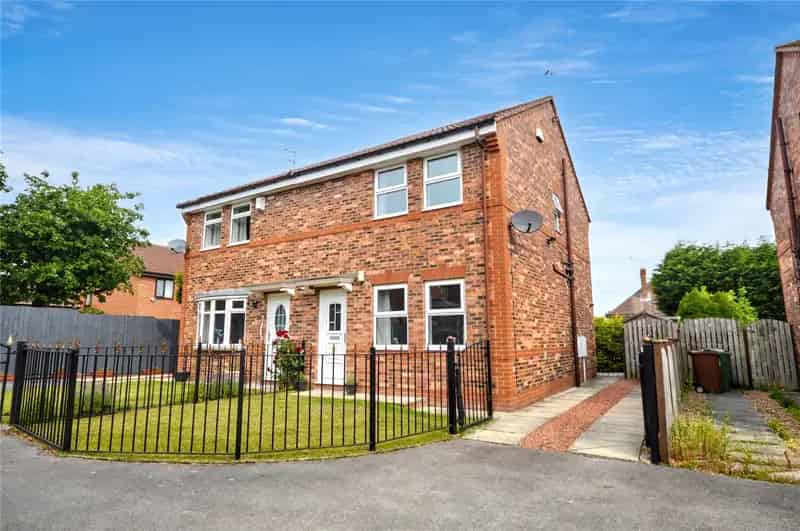 3 Bed Semi-Detached House Near M62 and M1 Motorways