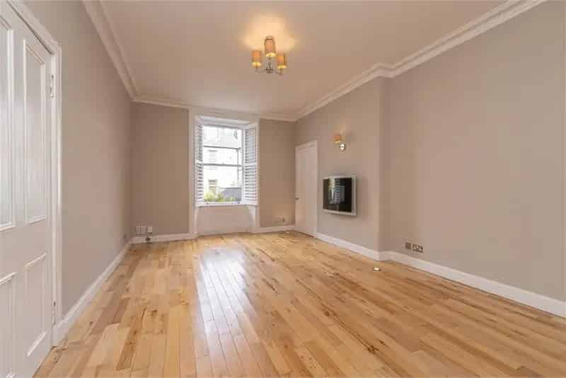 3 Bed Flat - Maindoor with 1 Reception Room