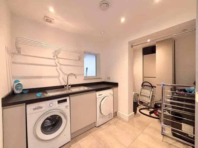 6 bed house for sale