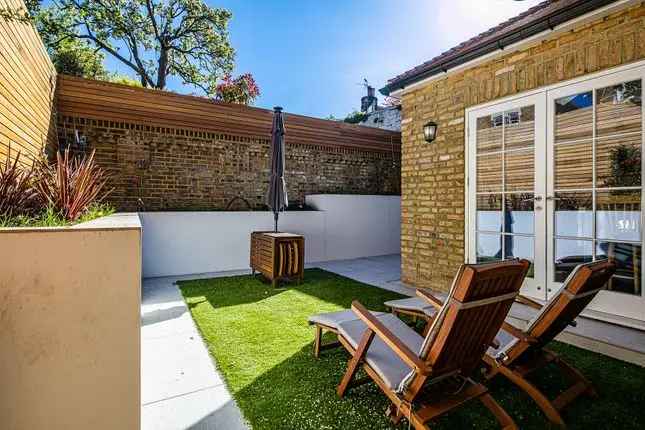 4-Bedroom Stable Cottage Richmond TW10