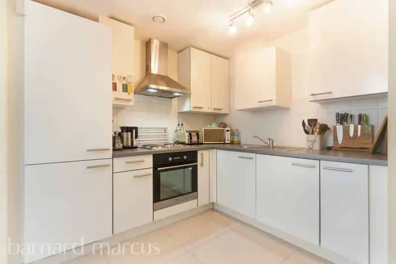 One Bedroom Apartment Near Wandsworth Town Station - Zero Deposit Guarantee