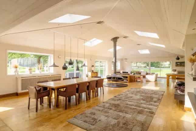 Detached House For Sale In London NW7