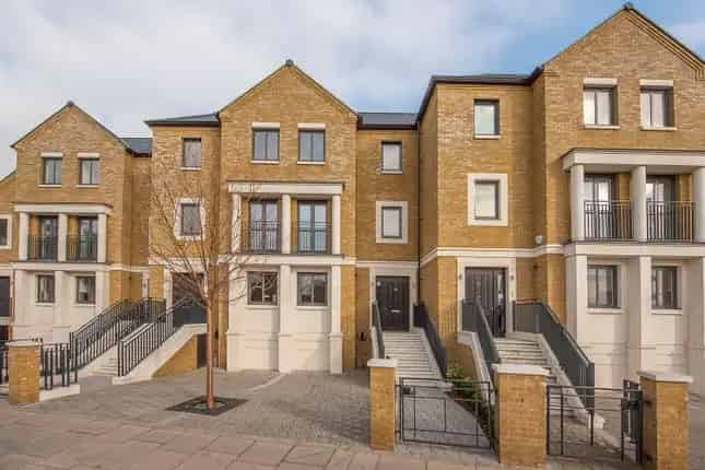 Luxury 4-Bedroom Townhouses in Teddington Riverside
